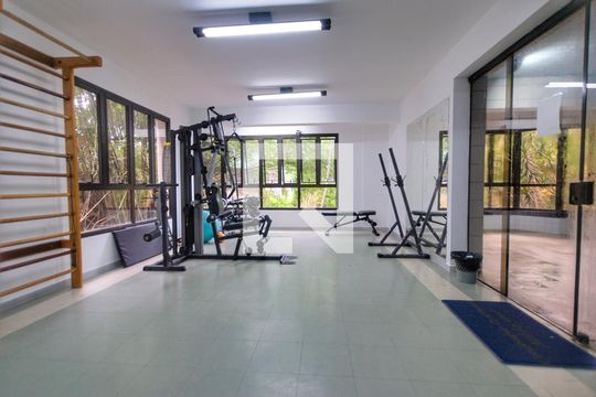 Para comprar apartamento mobiliado com 4 quartos, varanda, piscina e pet-friendly na Vila Mariana. — Área comum - Academia