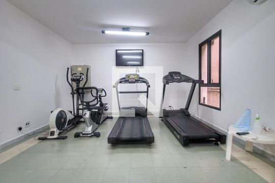 Para comprar apartamento mobiliado com 4 quartos, varanda, piscina e pet-friendly na Vila Mariana. — Área comum - Academia