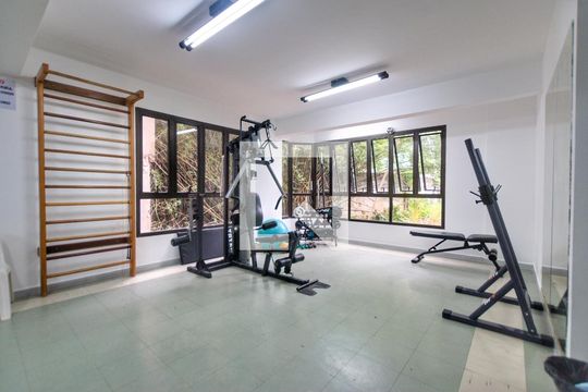 Para comprar apartamento mobiliado com 4 quartos, varanda, piscina e pet-friendly na Vila Mariana. — Área comum - Academia