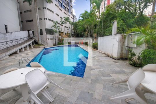 Para comprar apartamento mobiliado com 4 quartos, varanda, piscina e pet-friendly na Vila Mariana. — Área comum - Piscina