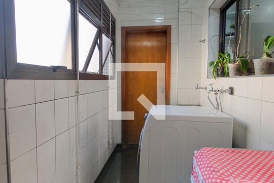 Para comprar apartamento mobiliado com 4 quartos, varanda, piscina e pet-friendly na Vila Mariana. — Área de Serviço