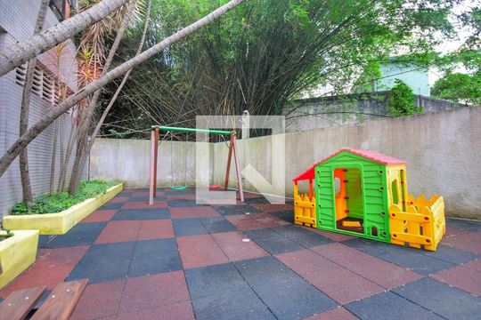 Para comprar apartamento mobiliado com 4 quartos, varanda, piscina e pet-friendly na Vila Mariana. — Área Comum - Playground