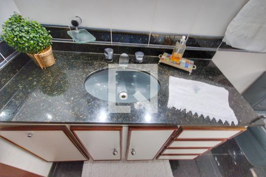 Para comprar apartamento mobiliado com 4 quartos, varanda, piscina e pet-friendly na Vila Mariana. — Banheiro