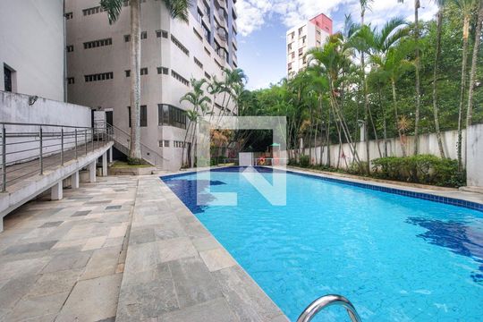 Para comprar apartamento mobiliado com 4 quartos, varanda, piscina e pet-friendly na Vila Mariana. — Área comum - Piscina