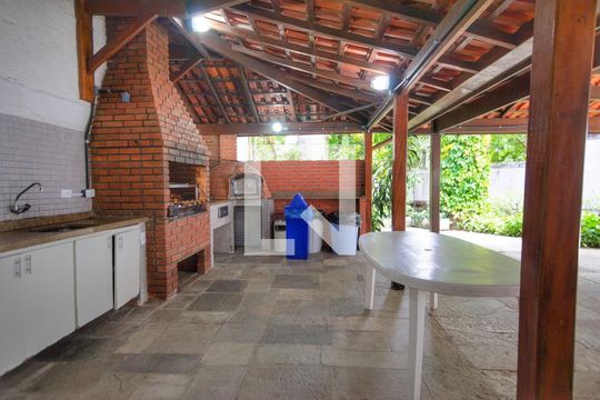 Para comprar apartamento mobiliado com 4 quartos, varanda, piscina e pet-friendly na Vila Mariana. — Área comum - Churrasqueira