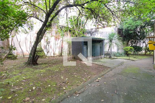 Para comprar apartamento mobiliado com 4 quartos, varanda, piscina e pet-friendly na Vila Mariana. — Área comum - Bosque