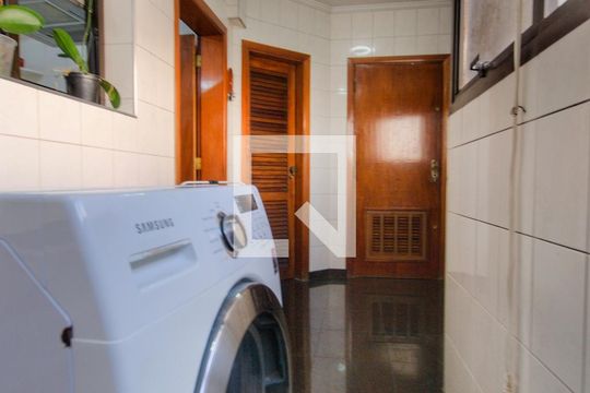 Para comprar apartamento mobiliado com 4 quartos, varanda, piscina e pet-friendly na Vila Mariana. — Área de Serviço