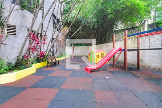 Para comprar apartamento mobiliado com 4 quartos, varanda, piscina e pet-friendly na Vila Mariana. — Área Comum - Playground
