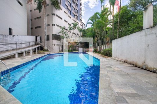Para comprar apartamento mobiliado com 4 quartos, varanda, piscina e pet-friendly na Vila Mariana. — Área comum - Piscina
