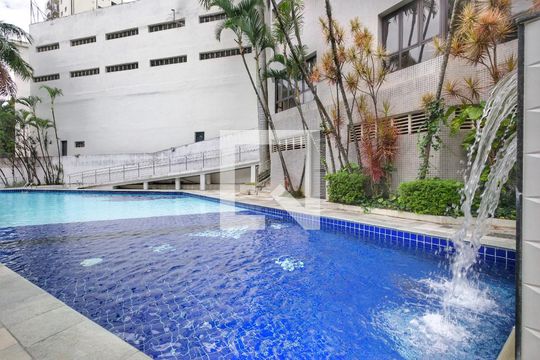 Para comprar apartamento mobiliado com 4 quartos, varanda, piscina e pet-friendly na Vila Mariana. — Área comum - Piscina