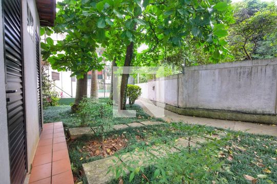 Para comprar apartamento mobiliado com 4 quartos, varanda, piscina e pet-friendly na Vila Mariana. — Área comum - Bosque