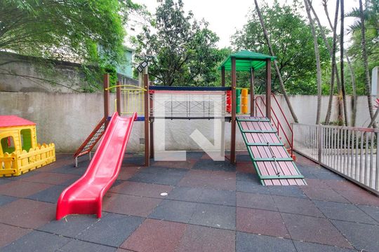 Para comprar apartamento mobiliado com 4 quartos, varanda, piscina e pet-friendly na Vila Mariana. — Área Comum - Playground