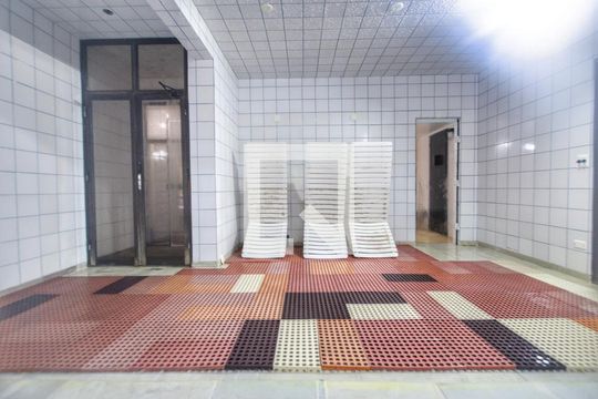 Para comprar apartamento mobiliado com 4 quartos, varanda, piscina e pet-friendly na Vila Mariana. — Área comum - Piscina aquecida