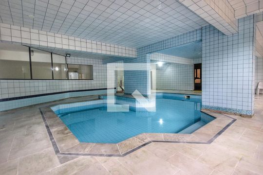 Para comprar apartamento mobiliado com 4 quartos, varanda, piscina e pet-friendly na Vila Mariana. — Área comum - Piscina aquecida