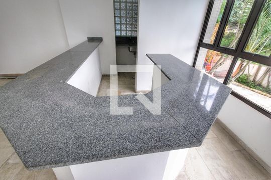 Para comprar apartamento mobiliado com 4 quartos, varanda, piscina e pet-friendly na Vila Mariana. — Área comum - Salão