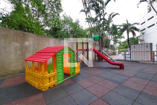Para comprar apartamento mobiliado com 4 quartos, varanda, piscina e pet-friendly na Vila Mariana. — Área Comum - Playground