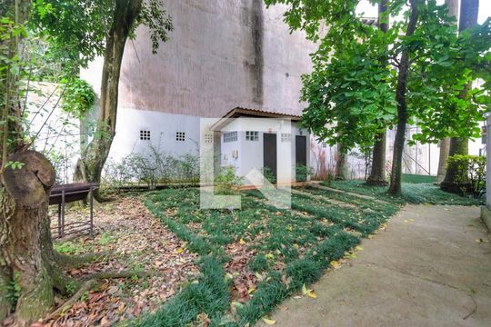 Para comprar apartamento mobiliado com 4 quartos, varanda, piscina e pet-friendly na Vila Mariana. — Área comum - Bosque