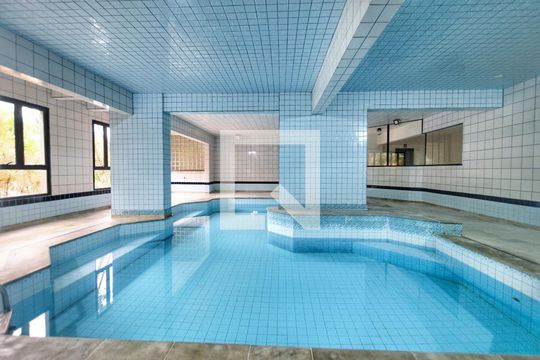 Para comprar apartamento mobiliado com 4 quartos, varanda, piscina e pet-friendly na Vila Mariana. — Área comum - Piscina aquecida