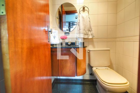 Para comprar apartamento mobiliado com 4 quartos, varanda, piscina e pet-friendly na Vila Mariana. — Lavabo
