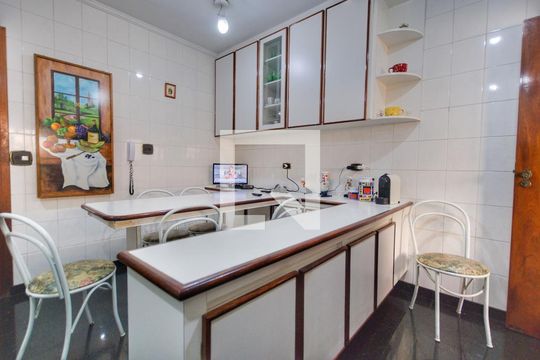 Para comprar apartamento mobiliado com 4 quartos, varanda, piscina e pet-friendly na Vila Mariana. — Cozinha
