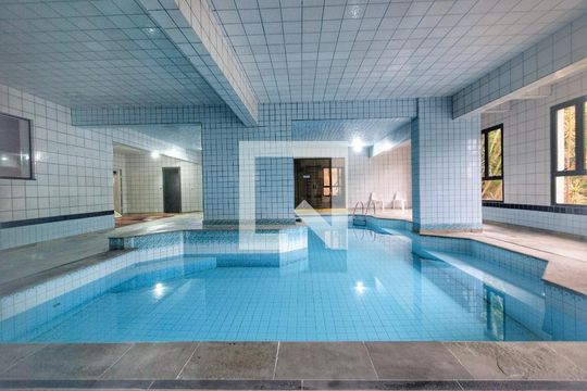Para comprar apartamento mobiliado com 4 quartos, varanda, piscina e pet-friendly na Vila Mariana. — Área comum - Piscina aquecida