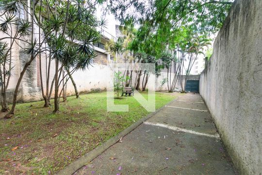 Para comprar apartamento mobiliado com 4 quartos, varanda, piscina e pet-friendly na Vila Mariana. — Área comum - Bosque