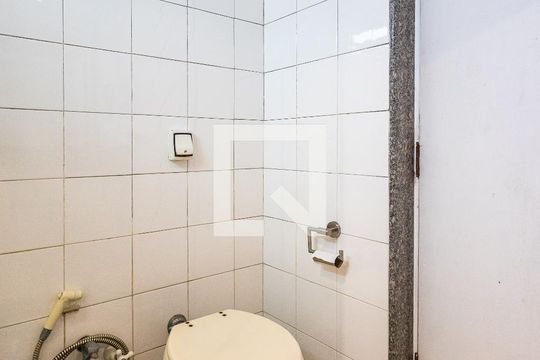 Comprar apartamento com varanda, closet e 4 quartos. — Banheiro da Suíte