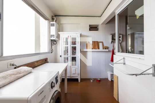Comprar apartamento com varanda, closet e 4 quartos. — Área de Serviço