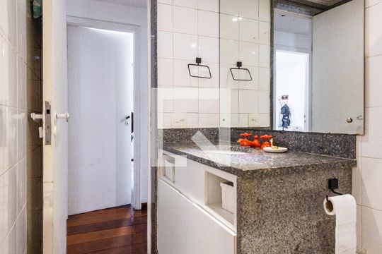 Comprar apartamento com varanda, closet e 4 quartos. — Banheiro
