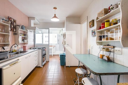Comprar apartamento com varanda, closet e 4 quartos. — Cozinha