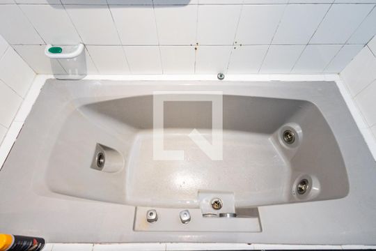 Comprar apartamento com varanda, closet e 4 quartos. — Banheiro da Suíte