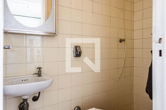 Comprar apartamento com varanda, closet e 4 quartos. — Área de Serviço - Banheiro