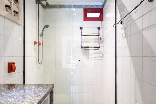 Comprar apartamento com varanda, closet e 4 quartos. — Banheiro