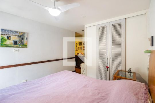 Comprar apartamento com varanda, closet e 4 quartos. — Suíte