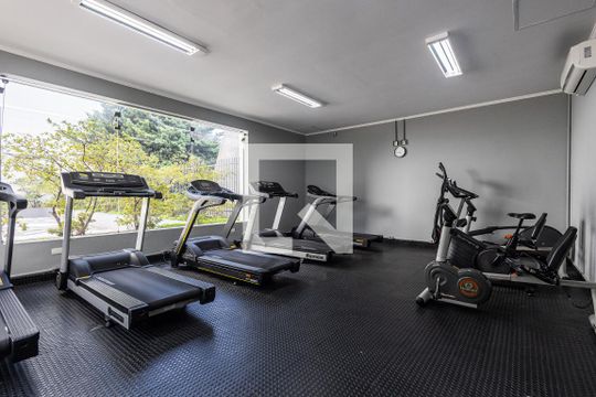 Comprar apartamento com varanda, closet e 4 quartos. — Academia