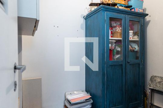 Comprar apartamento com varanda, closet e 4 quartos. — Área de Serviço - Quarto