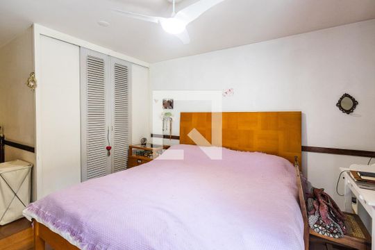 Comprar apartamento com varanda, closet e 4 quartos. — Suíte