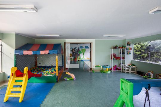 Comprar apartamento com varanda, closet e 4 quartos. — Brinquedoteca