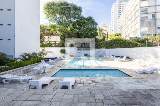 Comprar apartamento com varanda, closet e 4 quartos. — Piscina