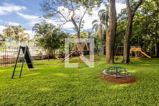 Comprar apartamento com varanda, closet e 4 quartos. — Playground