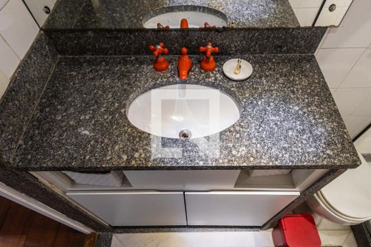 Comprar apartamento com varanda, closet e 4 quartos. — Banheiro