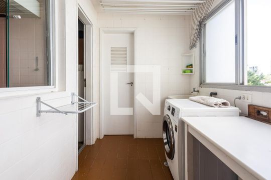 Comprar apartamento com varanda, closet e 4 quartos. — Área de Serviço