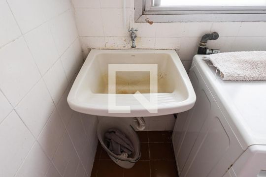 Comprar apartamento com varanda, closet e 4 quartos. — Área de Serviço