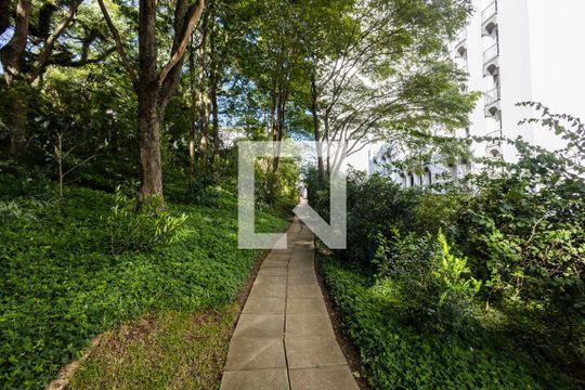 Comprar apartamento com varanda, closet e 4 quartos. — Área verde