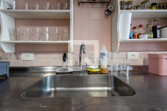 Comprar apartamento com varanda, closet e 4 quartos. — Cozinha