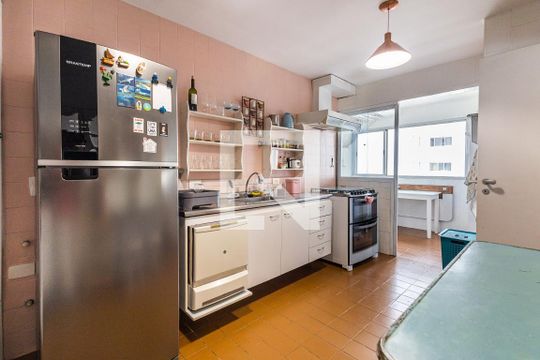 Comprar apartamento com varanda, closet e 4 quartos. — Cozinha