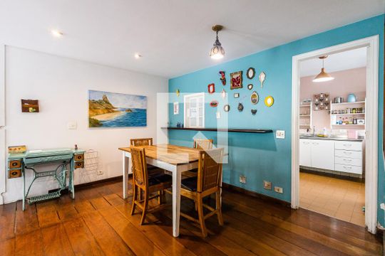 Comprar apartamento com varanda, closet e 4 quartos. — Sala