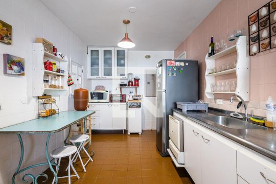 Comprar apartamento com varanda, closet e 4 quartos. — Cozinha