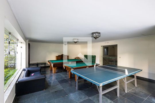 Comprar apartamento com varanda, closet e 4 quartos. — Salão de jogos