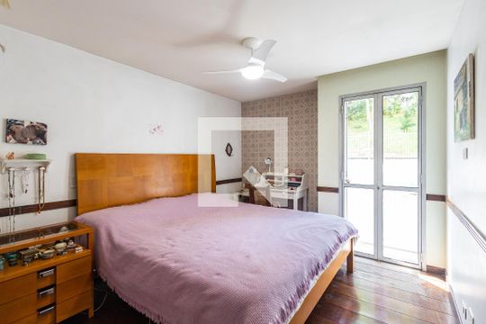 Comprar apartamento com varanda, closet e 4 quartos. — Suíte